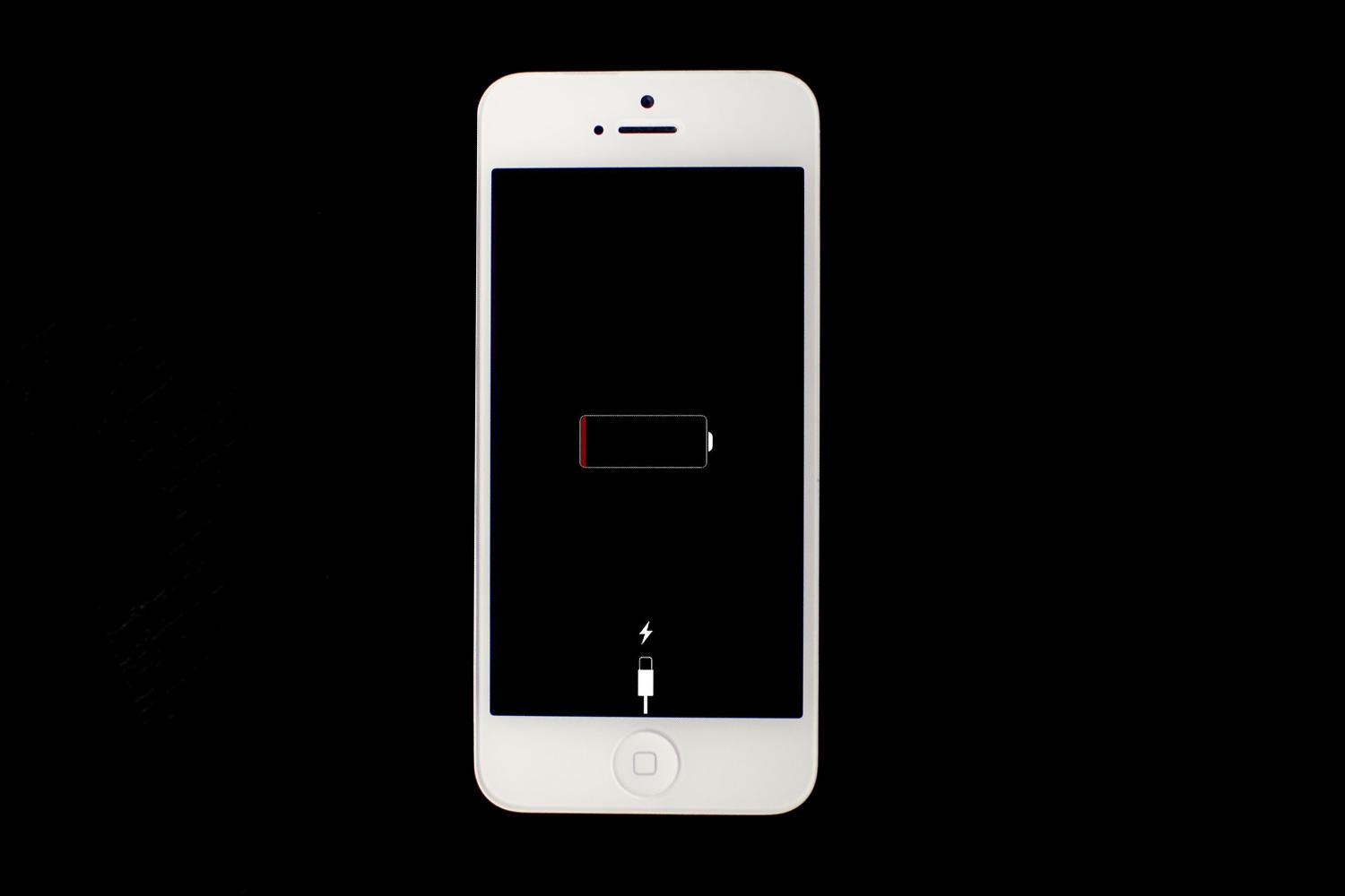 Айфон 7 не включается на зарядке. Iphone 5 заряжается экран. Разряженный айфон. Экран зарядки айфона. Разряженный айфон заряжается.