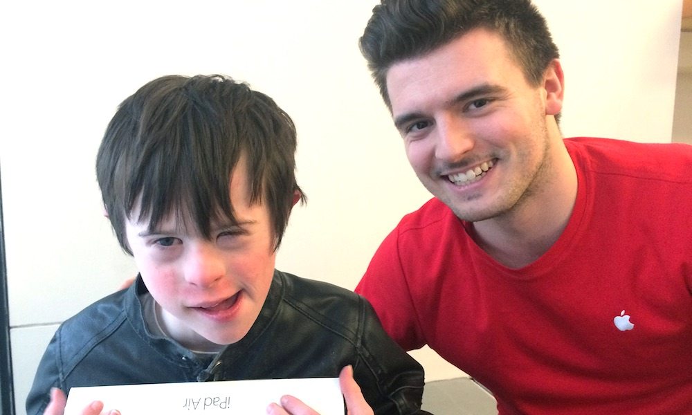 Apple Employee Goes Above and Beyond to Comfort Frightened Autistic Boy and Mother