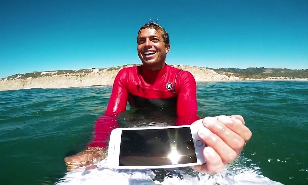 Video: Pro Surfer Takes Apple's iPhone 7 and iPhone 6s out for an Oceanic Dunk Test