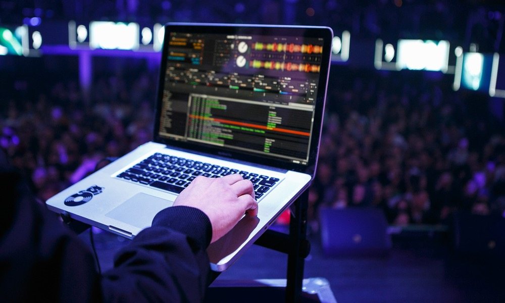 Famed DJ and Music Journalist Complains About 2016's USB-Less MacBook Pro