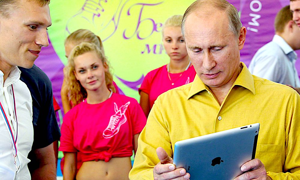 Putin-Kremlin-iPhone-iPad-Polling-Selfie