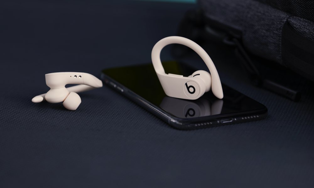 Powerbeats Pro White With Iphone