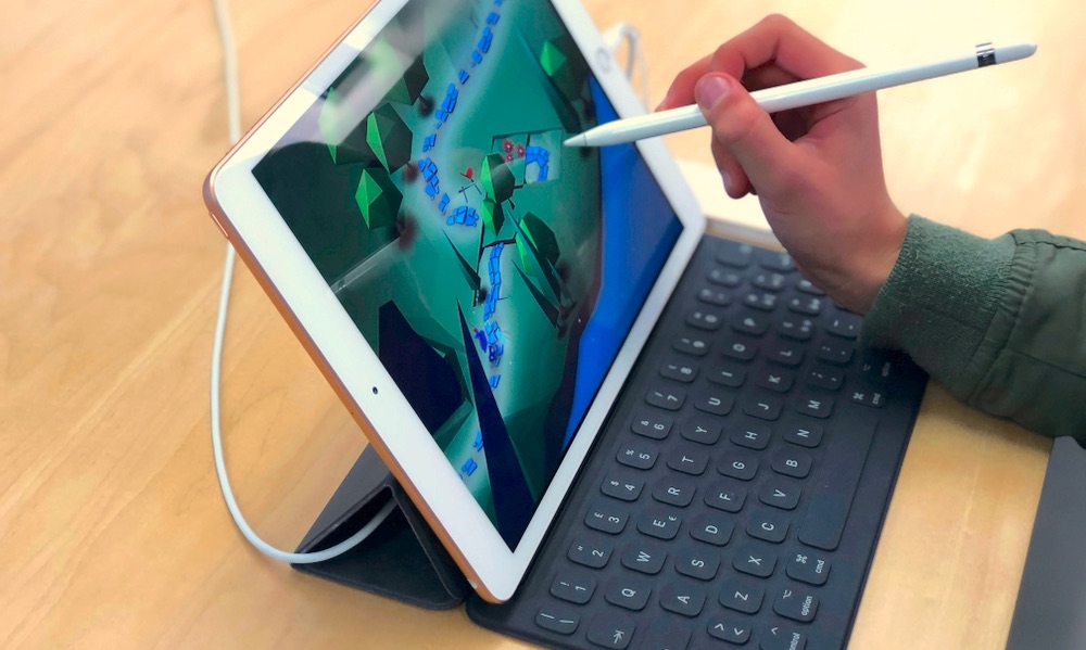 iPad with Smart Keyboard and Apple Pencil