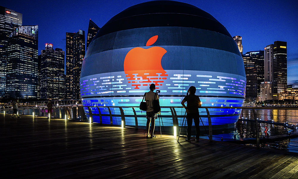 Apple Store Marina Bay Sands by night 2