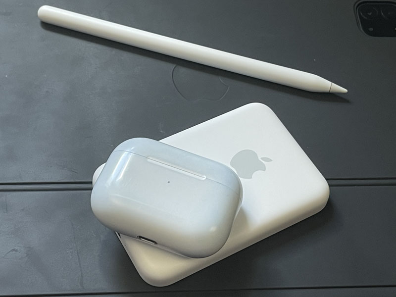 Apple MagSafe Battery Pack with AirPods and Apple Pencil