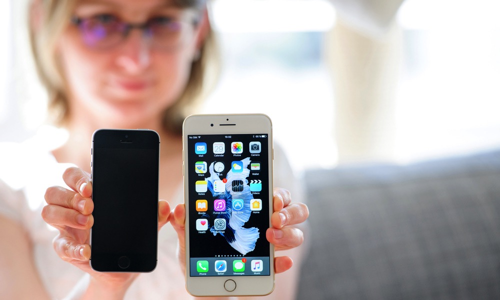 Woman Holding iPhone 5sSE and iPhone 7